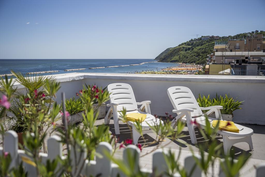 Hotel Nobel Gabicce Mare Exterior photo