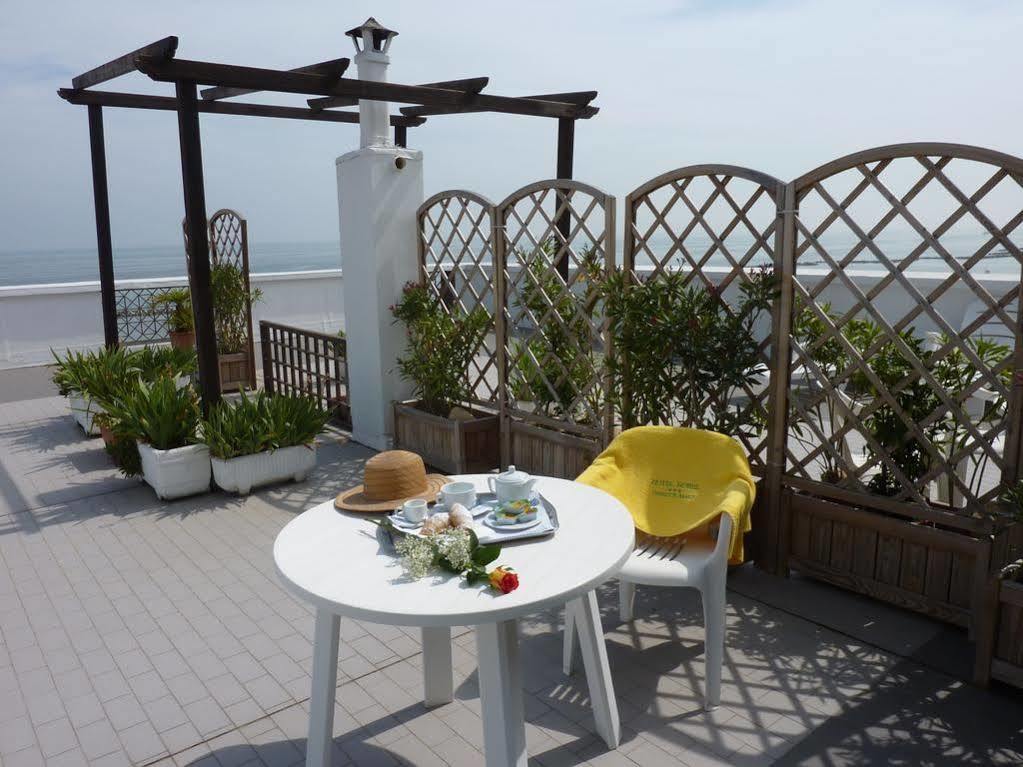 Hotel Nobel Gabicce Mare Exterior photo